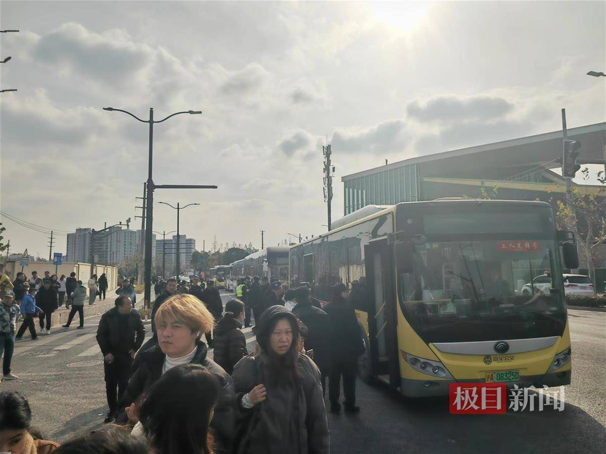实探“上海塔吊侵入地铁线路”事故现场：地铁护墙被砸开5米长缺口，受损列车被拖走