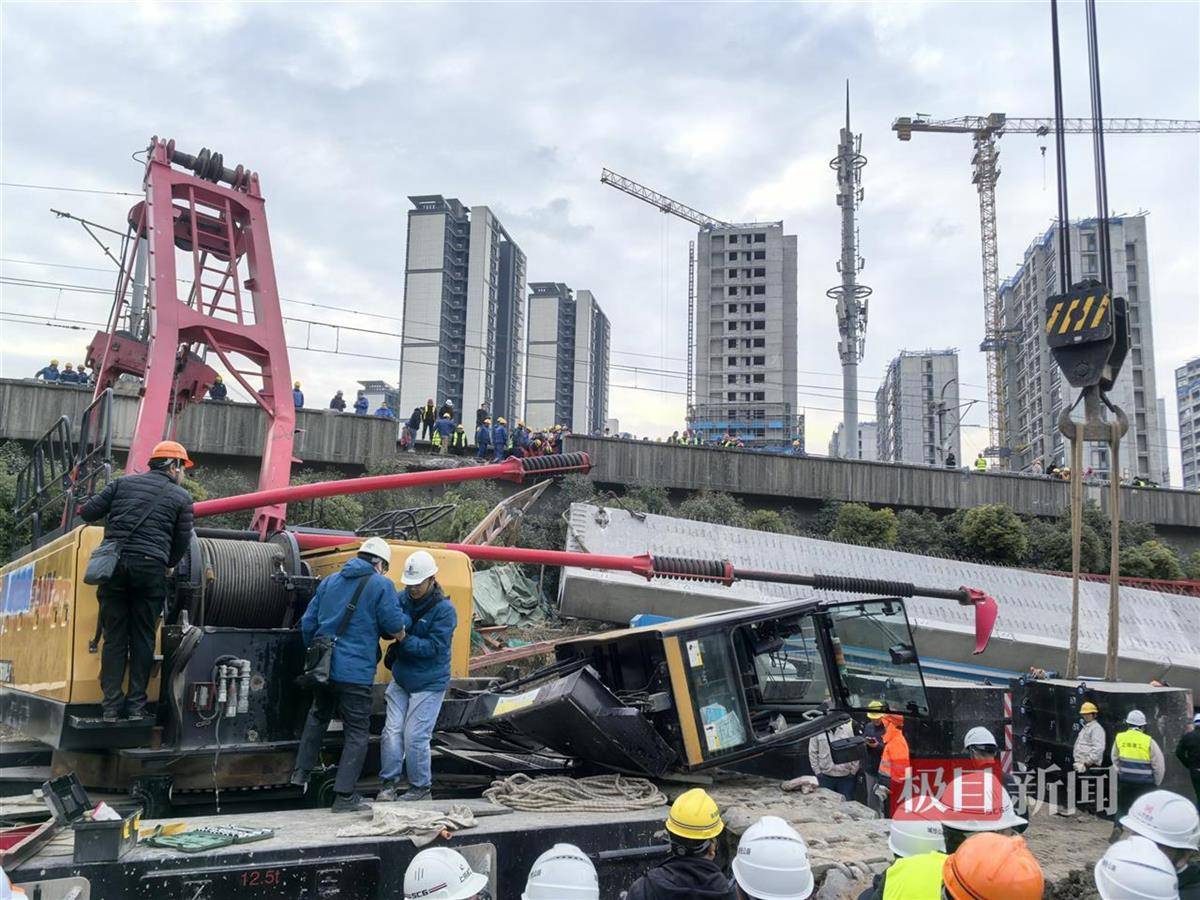 实探“上海塔吊侵入地铁线路”事故现场：地铁护墙被砸开5米长缺口，受损列车被拖走