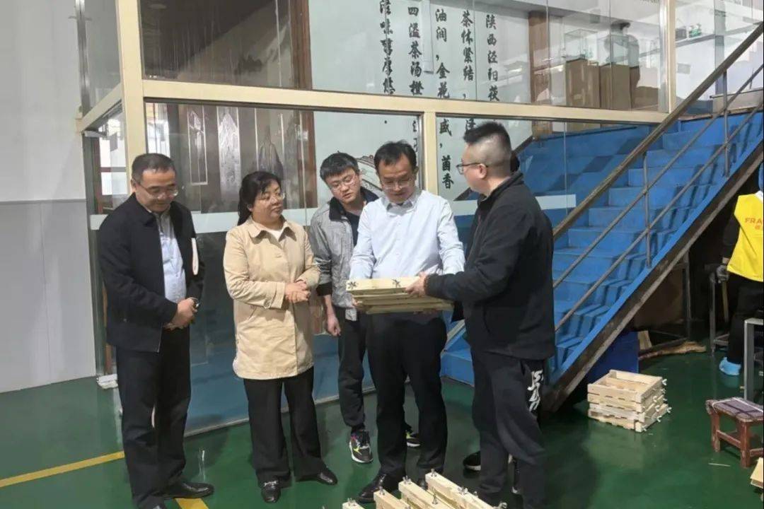 咸阳市食品药品检验检测中心主任吴小勇一行到泾阳县调研茯茶产业发展工作
