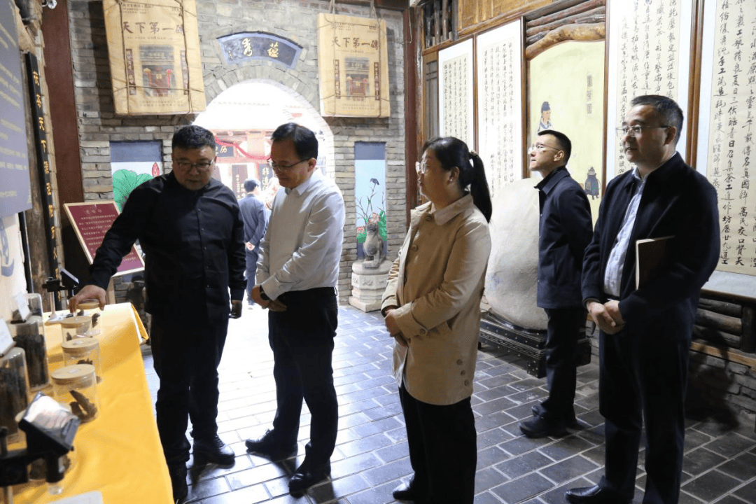 咸阳市食品药品检验检测中心主任吴小勇一行到泾阳县调研茯茶产业发展工作
