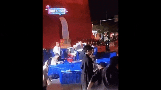 董宇辉下播后被观众扔东西险被砸，曾说非常抗拒卖货