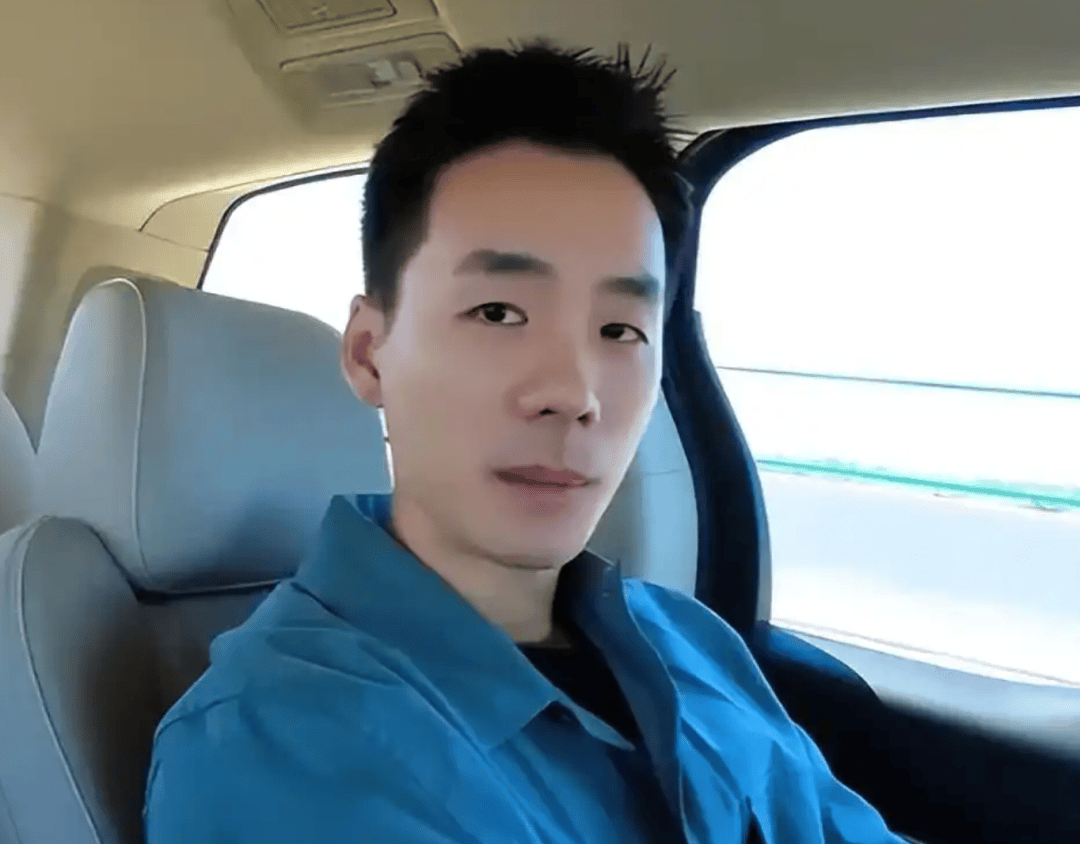 董宇辉下播后被观众扔东西险被砸，曾说非常抗拒卖货
