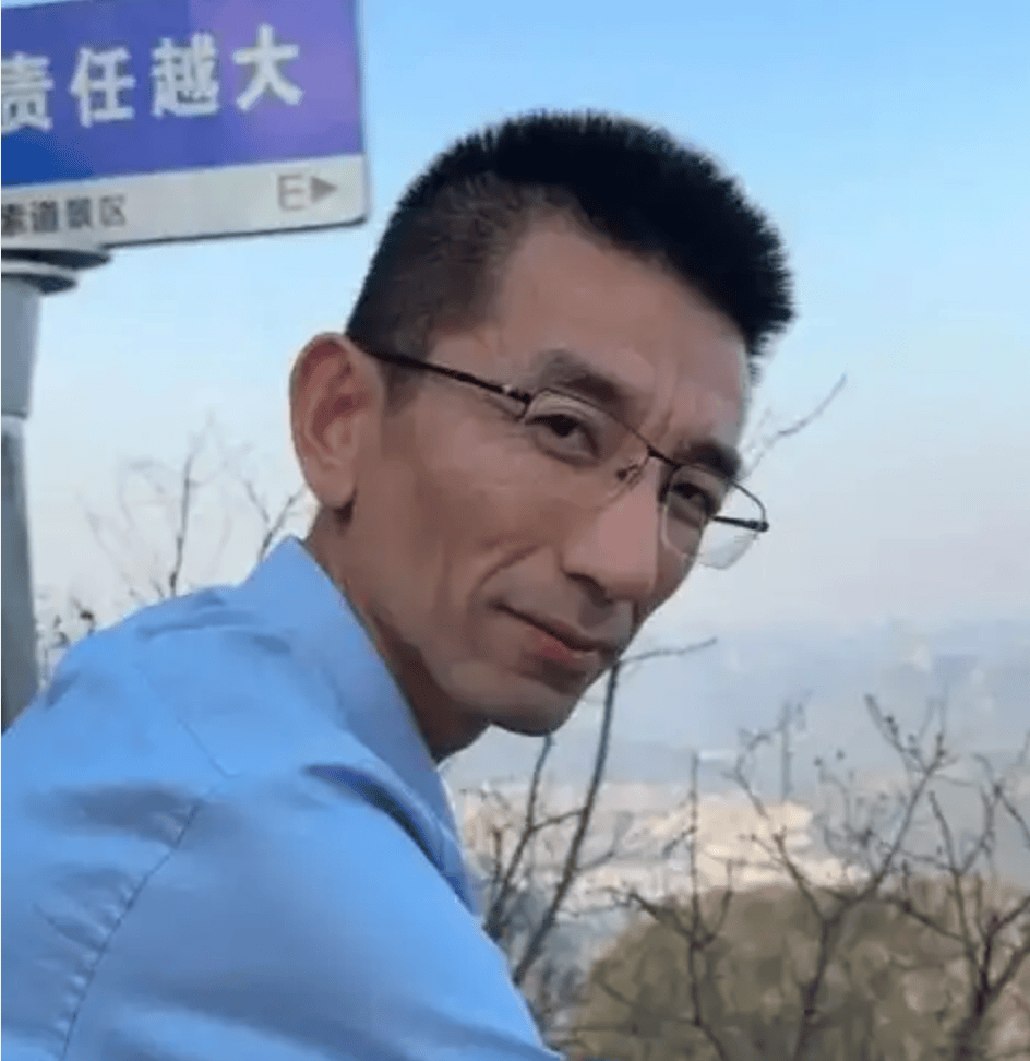 董宇辉下播后被观众扔东西险被砸，曾说非常抗拒卖货