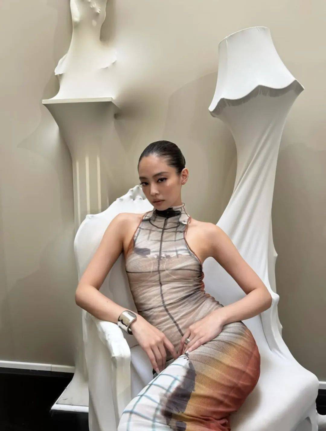 暴风更新造型的Jennie，最近又在穿什么？