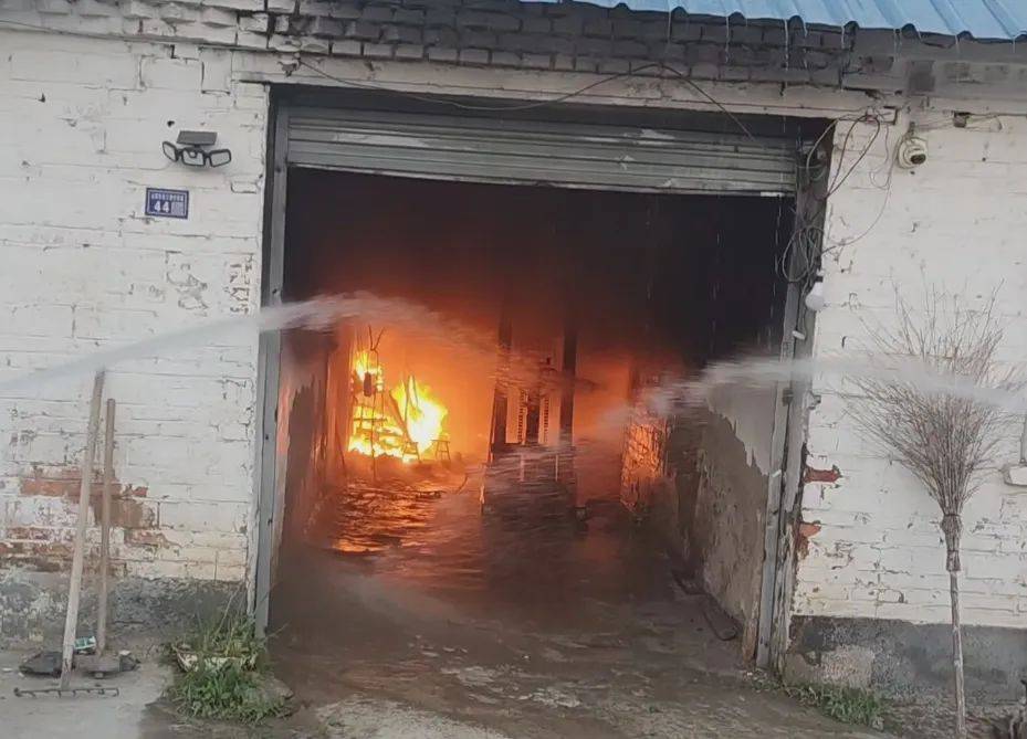 电动自行车安全 | 引以为戒！电动自行车进屋后，租客这一行为引发熊熊大火
