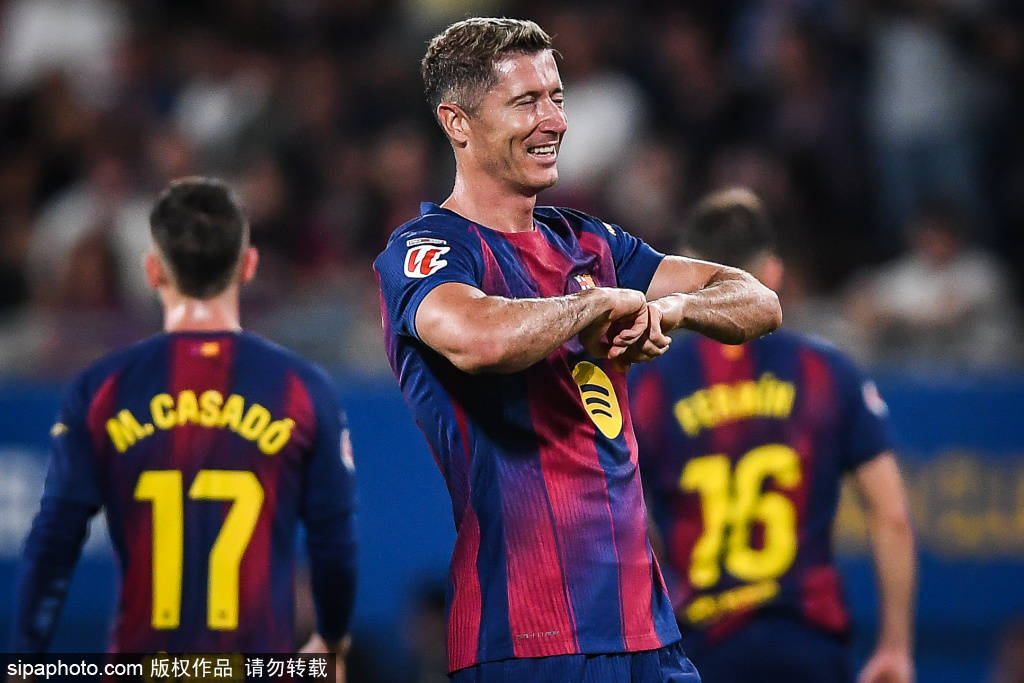 一场1-4惨败!巴塞罗那爆冷输球:莱万踢飞点球,38岁桑切斯破门