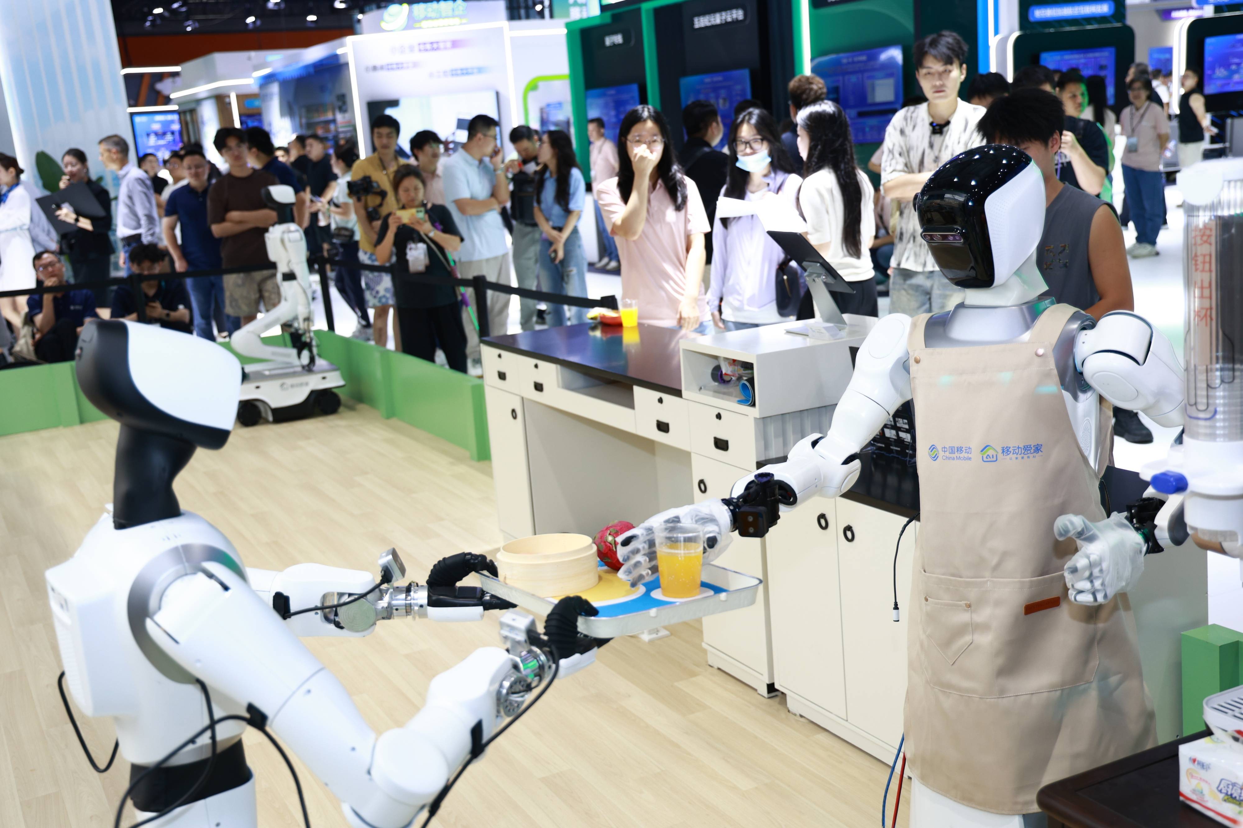 移路有AI|看点十足!2025中国移动全球合作伙伴大会变身“AI嘉年华”