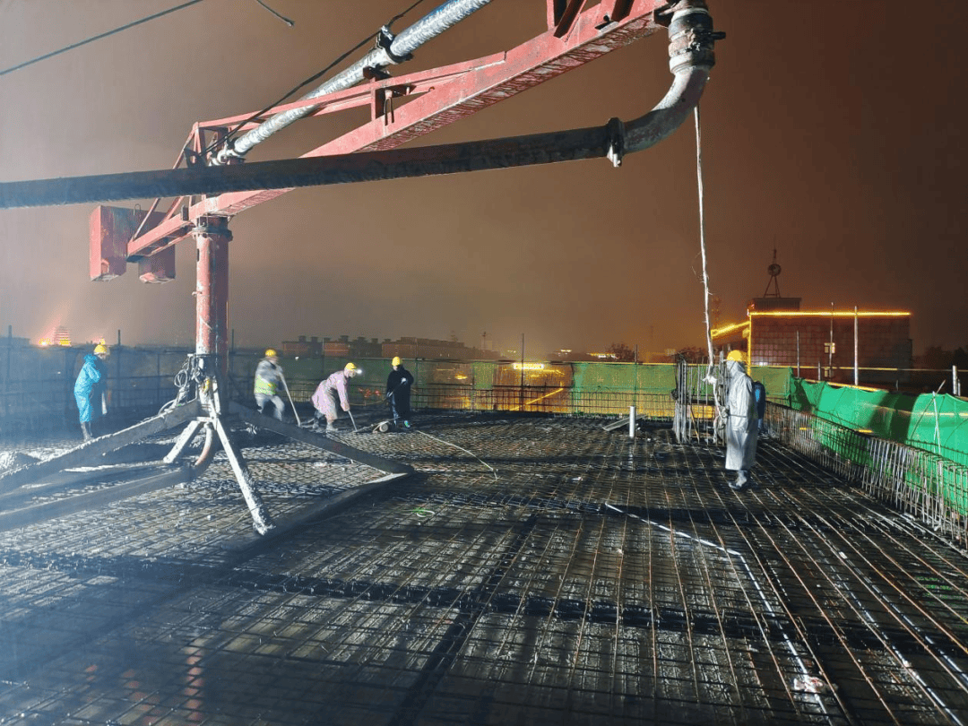 城发投集团所属住建集团承建的正定县全民健身活动中心建设项目完成首段主体结构封顶