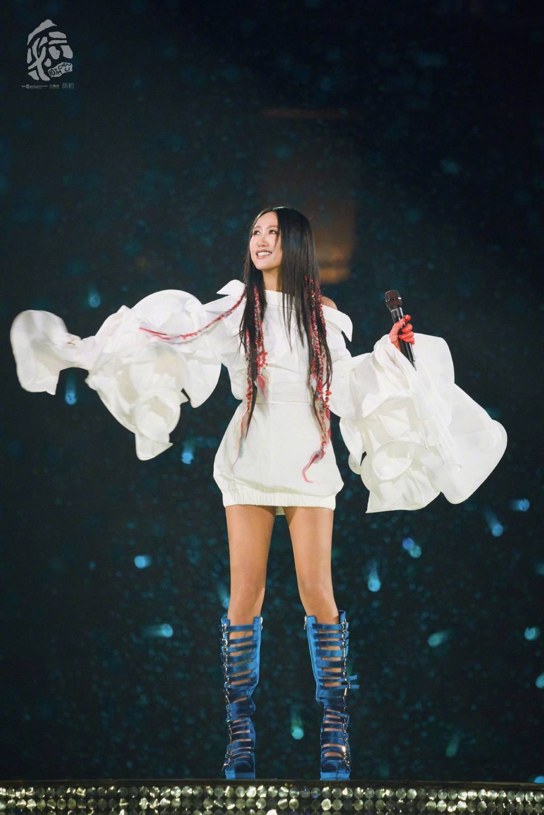 歌手陈粒演出中耳机爆炸,发文称“将开始减少舞台工作”,透露此类事故已发生3次