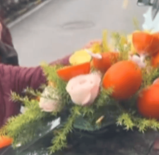 安徽一对新人用橙子装饰婚车,被小区老人全摘走,新人未阻拦:让老人沾沾喜气