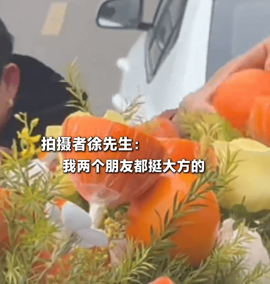 安徽一对新人用橙子装饰婚车,被小区老人全摘走,新人未阻拦:让老人沾沾喜气