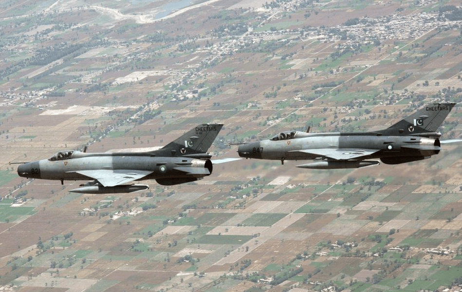 印度情报确认，中国给了巴铁启发，把歼7改无人机，饱和打击S400